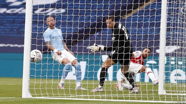 Arsenal's Pierre-Emerick Aubameyang, right, scores his team's first goal during the FA Cup semifinal soccer match between Arsenal and Manchester City at Wembley in London, England, Saturday, July 18, 2020. (AP Photo/Matt Childs,Pool)