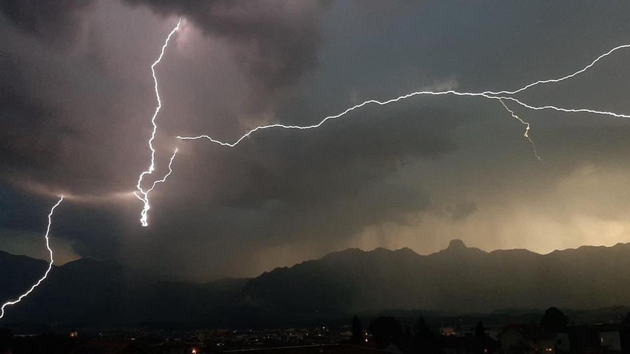 Vereinzelt Hagel – Heftiges Gewitter mit starkem Regen wütet über Bern