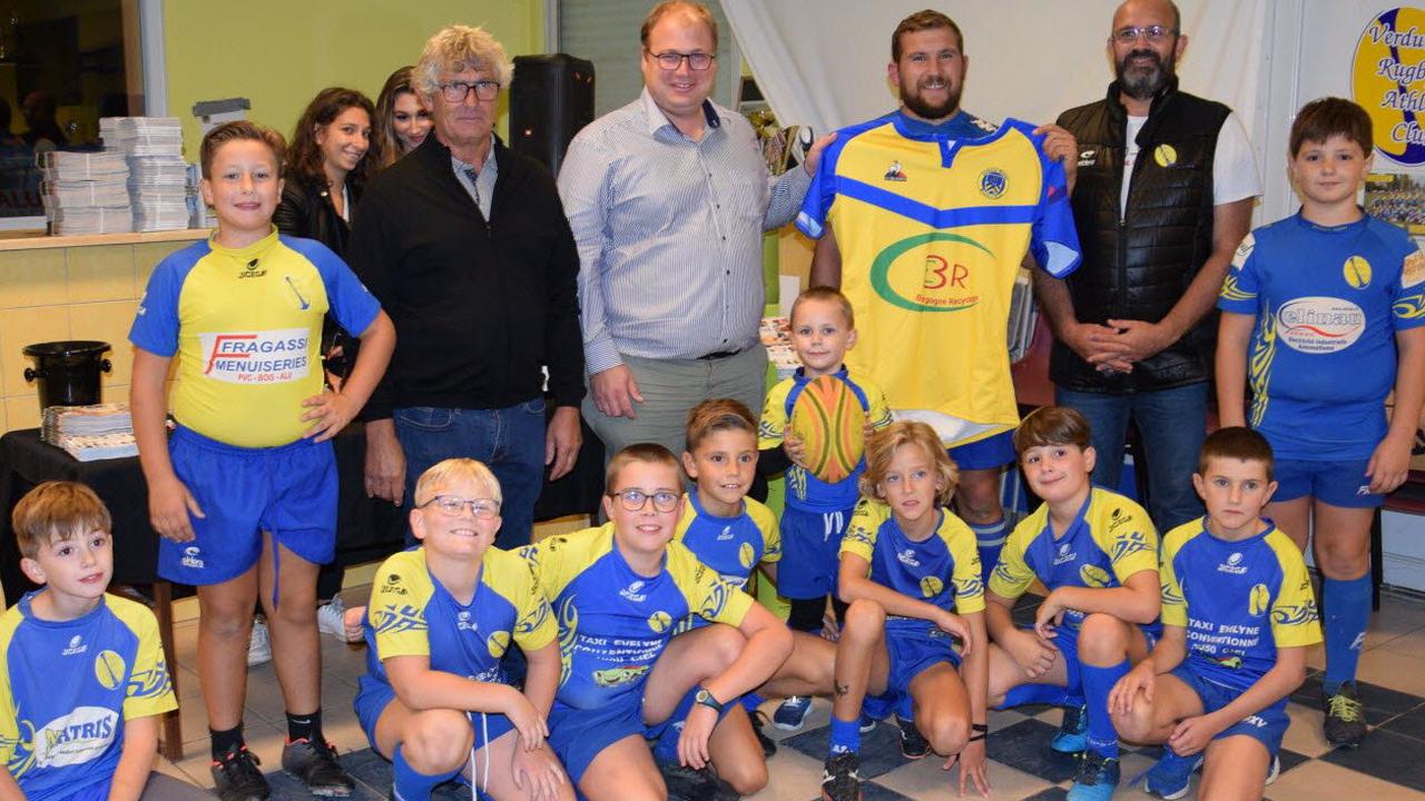 Bourgogne Recyclage a remis un jeu de maillots au club de rugby