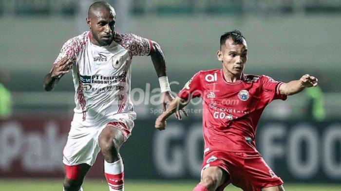 Gelandang Persija Jakarta, Riko Simanjuntak (kanan) berebut bola dengan striker Persipura Jayapura, Boaz Solossa, saat kedua tim bertemu pada laga pekan ke-10 Liga 1 2018 diStadion Pakansari, Kabupaten Bogor, Jumat (25/5/2018) Malam.