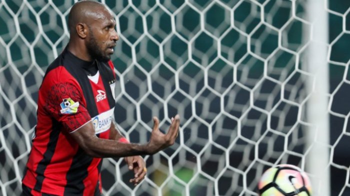 Kapten sekaligus penyerang Persipura, Boaz Solossa bersama rekan-rekannya harus kerja keras saat menjamu Arema FC pada laga pekan ke-32 Liga 1 musim 2017 di Stadion Mandala, Jayapura, Minggu (29/10/2017).