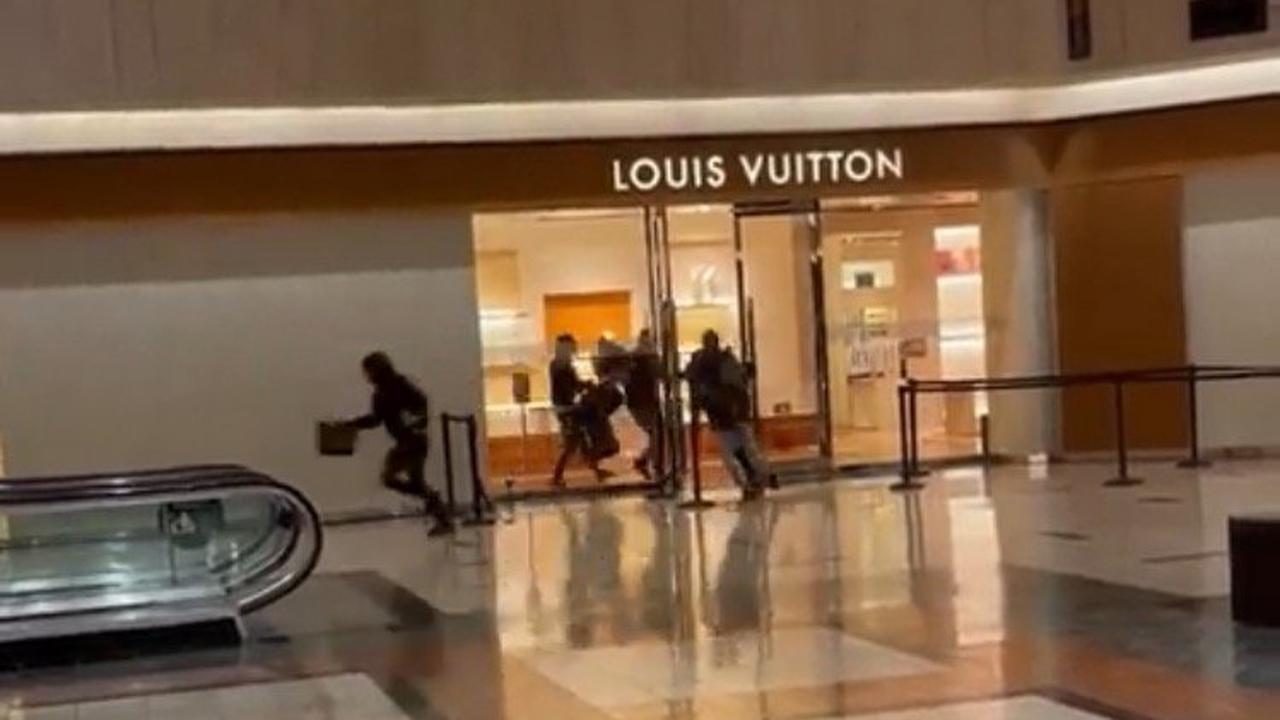 Thieves Loot Louis Vuitton Store in North Area of Chicago (VIDEO) - Opera News
