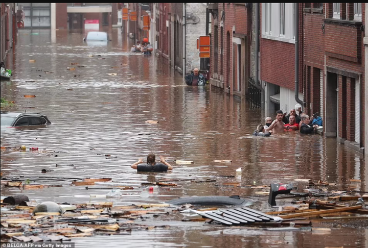 20 dead and 70 people missing as floods destroy buildings and leave families trapped on rooftops in Germany (photos)