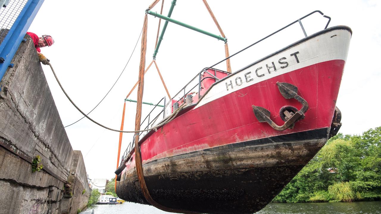 Altes Feuerlöschboot «Hoechst» kommt mit Autokran ins Museum
