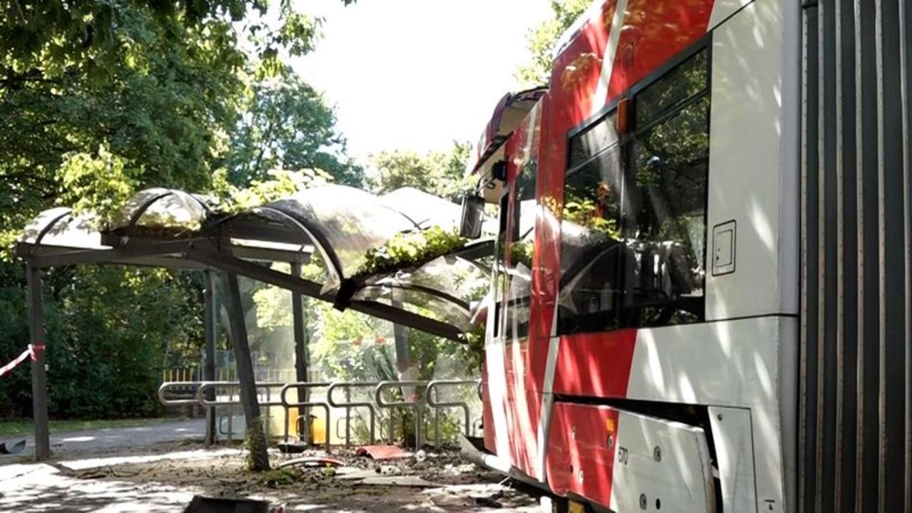 Fünf Verletzte bei Zusammenstoß von Straßenbahn mit Lkw
