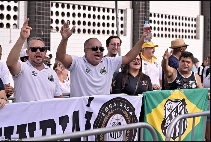 Thousands of fans line up to pay their respects to Pele as his coffin arrives for his final farewell (Photos)