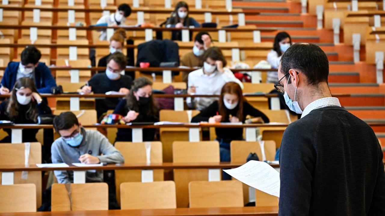 Scolarité : que coûtent les études supérieures en France ?
