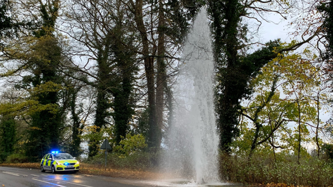 A413 burst water main sees Thames Valley Police urge motorists to take care in Chalfont St Giles
