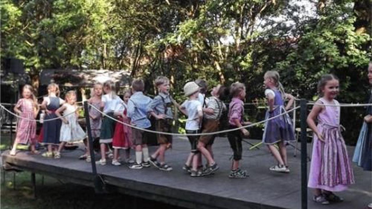 Vorschulkinder der Musikschule zeigen ihr Können vor einem großen Publikum im Schlossgarten