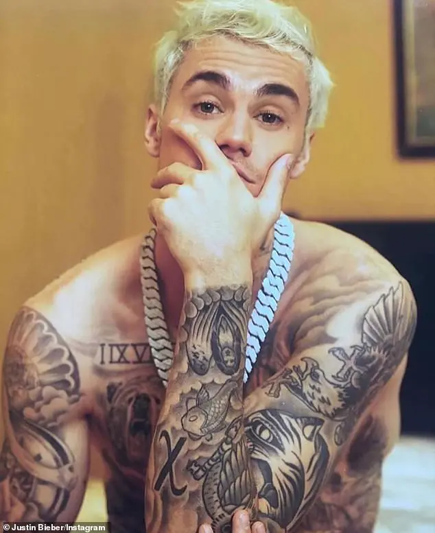 Throwback! On Wednesday, pop star Justin Bieber gave his captive combined 368.1M followers/subscribers a glimpse of his tattooed torso in a snap taken back in December when he was platinum blond