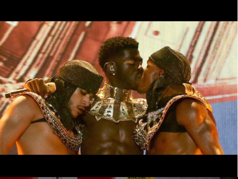 الاستوديو الماوري مسنن  Lil Nas X kisses a male dancer on stage at 2021 BET Awards, before slamming  critics on Twitter for claiming he disrespected his 'African ancestors'  (photos)