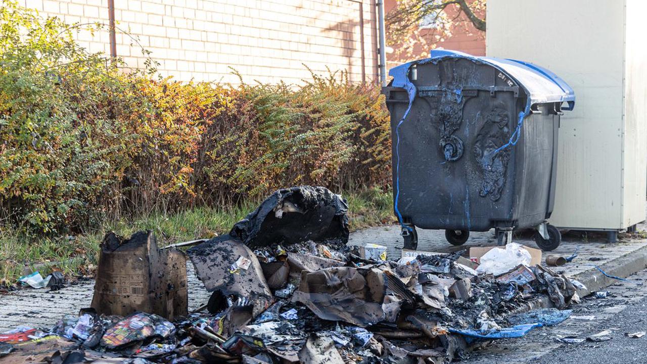 Ursache unbekannt: Mülltonnen geraten in Brand