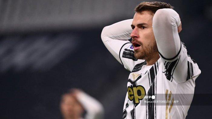 Gelandang Welsh Juventus Aaron Ramsey bereaksi setelah kehilangan peluang gol dalam pertandingan sepak bola Serie A Italia Juventus vs Udinese pada 3 Januari 2021 di stadion Juventus di Turin.
Marco BERTORELLO / AFP