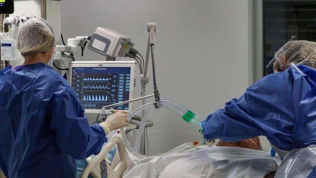 Covid-19 en France : plus de 30 000 patients hospitalisés, le seuil des 500 000 contaminations par jour dépassé