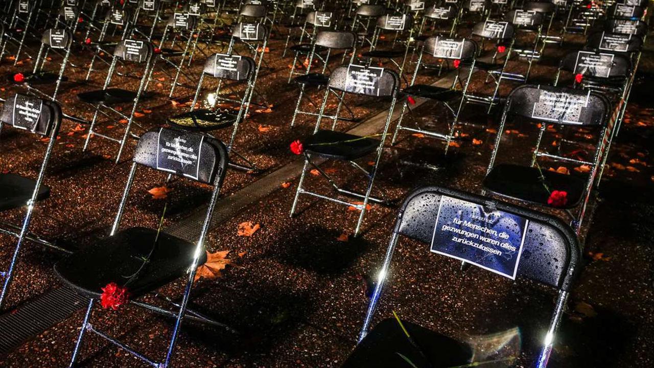 Aktion von Stuttgarter Aktionsbündnis 400 leere Stühle sollen an Schicksal Geflüchteter erinnern