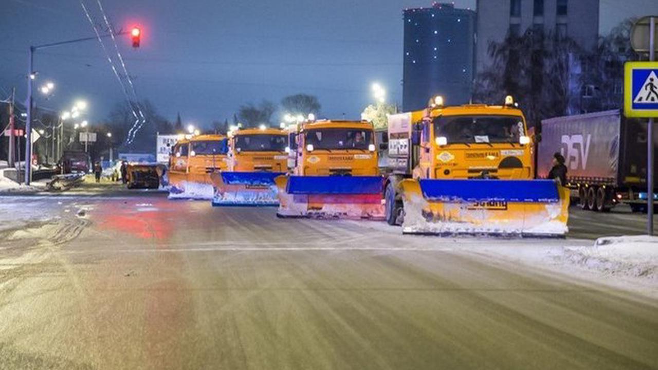 В Казани ночью в уборке снега задействуют 392 единицы техники