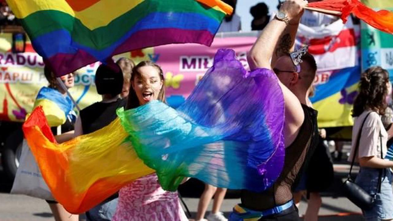 Polen und Ukrainer mit Regenbogenfahnen bei Pride-Parade durch Warschau