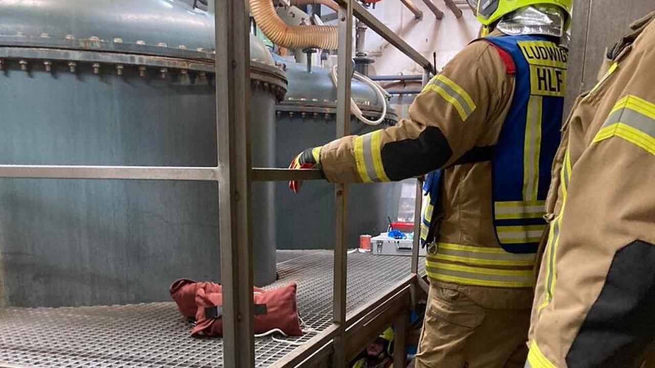 Ludwigsstadt: Feuerwehreinsatz in Industriebetrieb - Arbeiter fällt in drei Meter tiefen Schacht