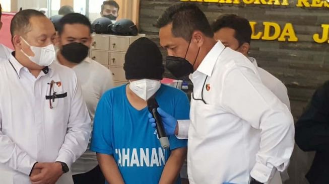 Direktur Reserse Kriminal Umum Polda Jawa Tengah Kombes Pol. Djuhandani menanyai tersangka mucikari prostitusi saat jumpa pers di Semarang, Senin (20/12/2021). [ANTARA/I.C. Senjaya]