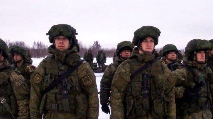Pasukan terjun payung Rusia menaiki pesawat kargo militer untuk berangkat ke Kazakhstan. Terbaru, Ukraina menawarkan pilihan damai agar tentara Rusia menyerah, Rabu (2/3/2022).