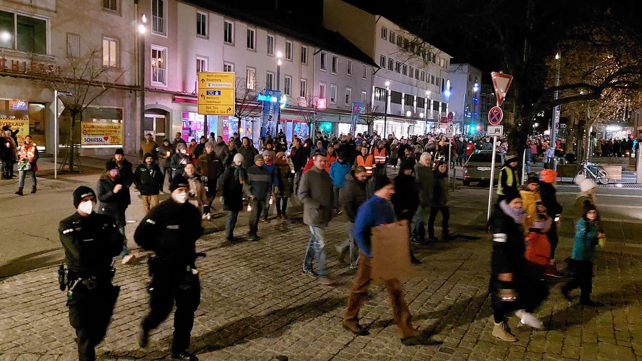 Ein halbes Jahr lange Corona-Demos: Stadt beantwortet Fragenkatalog der SPD