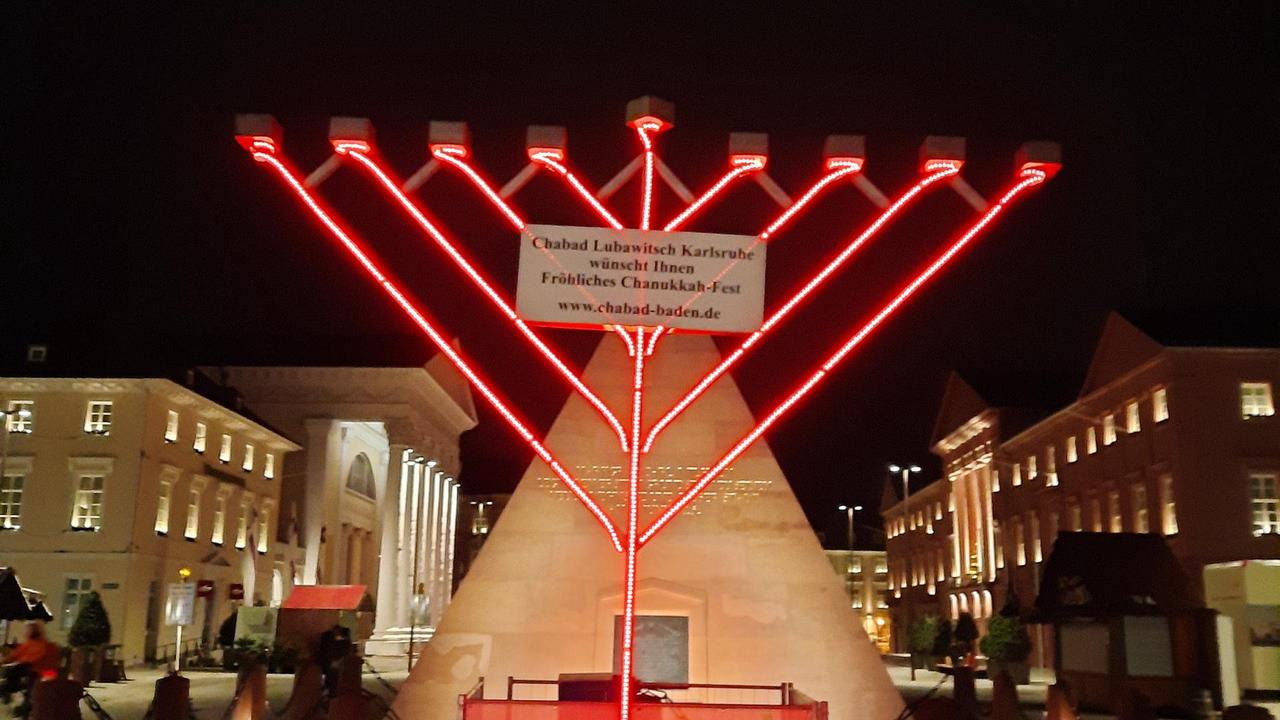 Juden feiern Chanukka mit großen Leuchtern in Karlsruhe