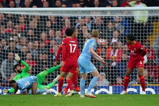 Kevin De Bruyne mencetak gol dalam laga Liverpool vs Manchester City, Minggu (3/10/2021) (c) PA via AP Photo