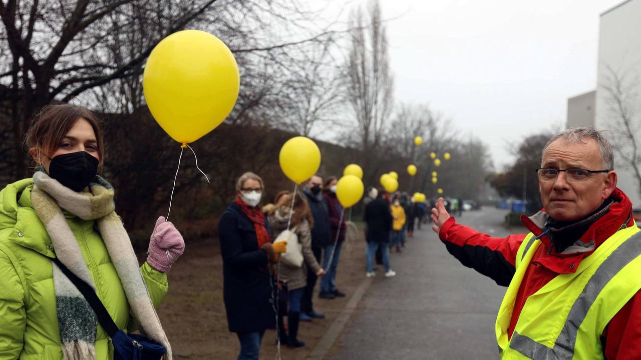 Gelber Ballon-Protest gegen den Autobahn-Ausbau