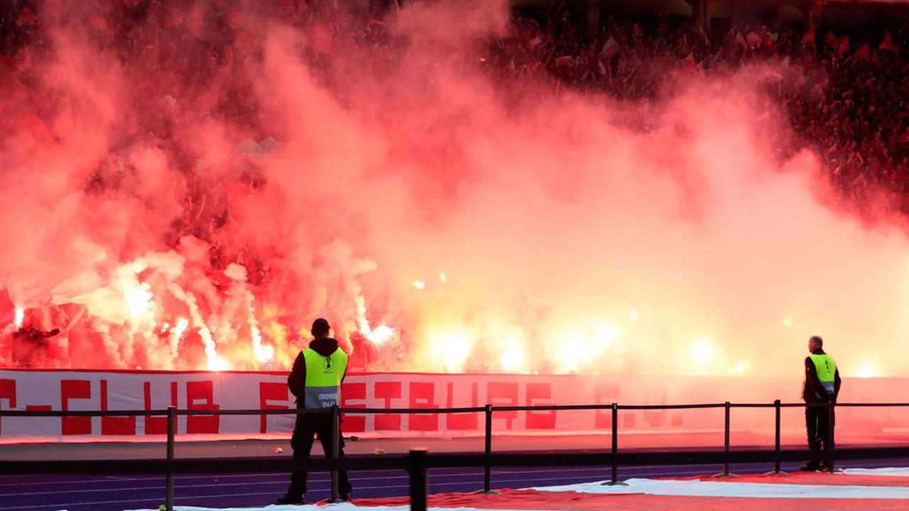 DFB-Pokal: Pyroshow von SC Freiburg und RB Leipzig