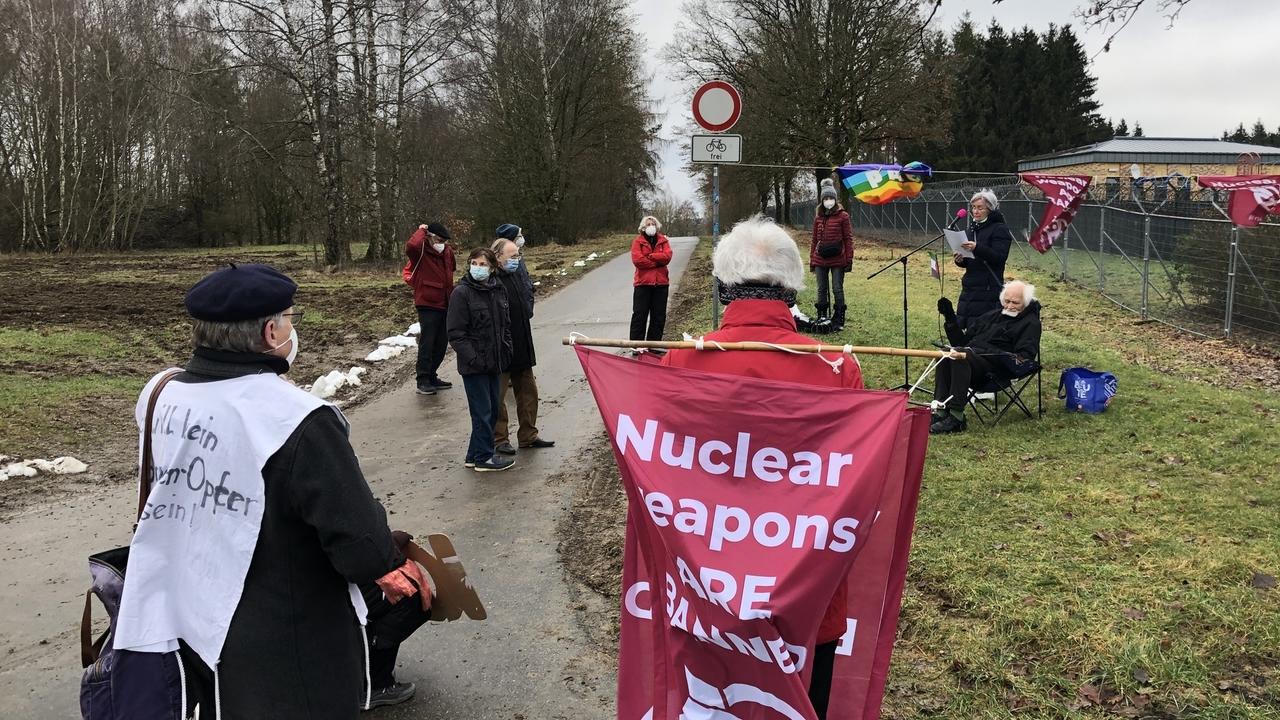 In Büchel den UN-Verbotsvertrag gefeiert: Aktivisten fordern Ende des „Nuklearschirms“