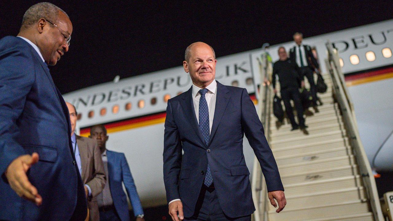 Afrika-Reise Bundeskanzler Scholz im Niger eingetroffen