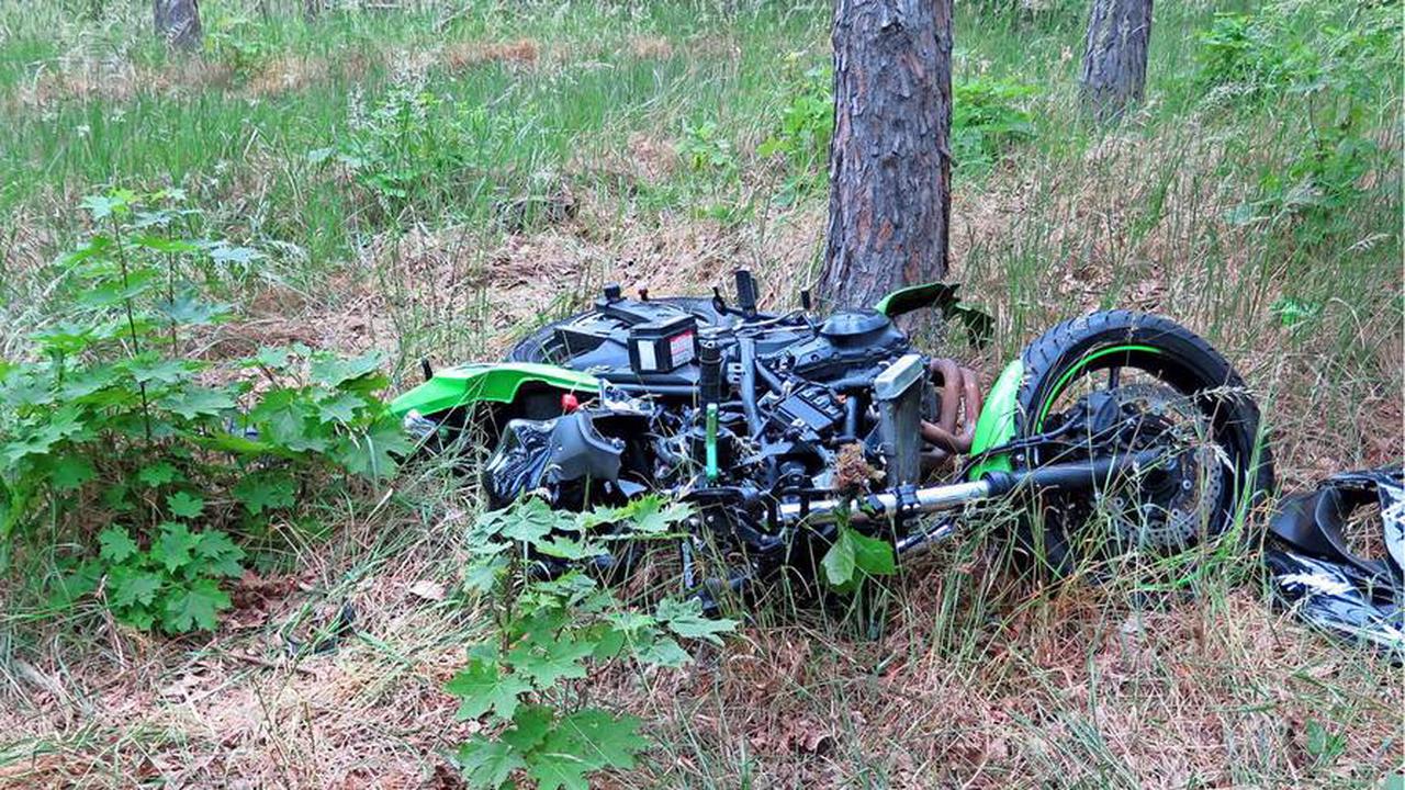 KostenpflichtigDobbbrikow: Motorradfahrerin stirbt bei Unfall auf der L 73