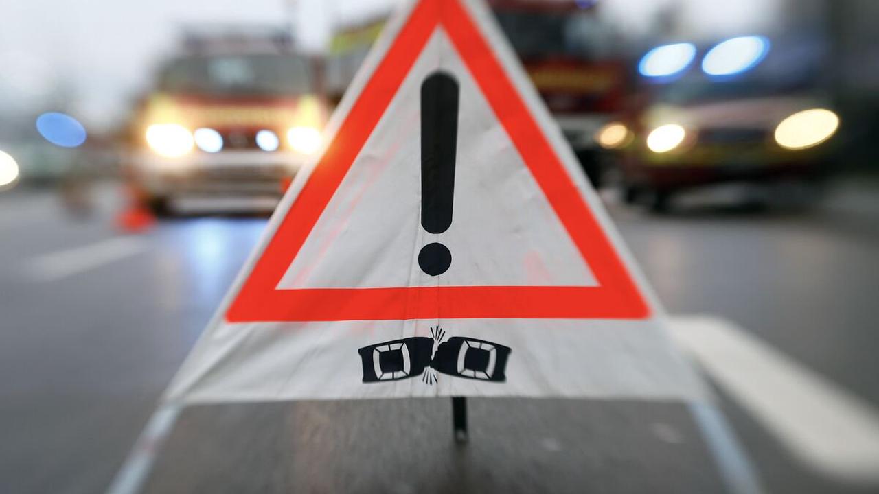 Bei Senden in Gegenverkehr geschleudert: In Autos geknallt und schwer verletzt - Autofahrerin (36) hat akute gesundheitliche Probleme - Neu-Ulm
