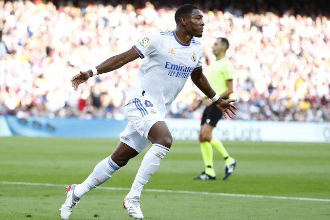 Selebrasi David Alaba usai membobol gawang Barcelona, Minggu (24/10/2021) (c) AP Photo