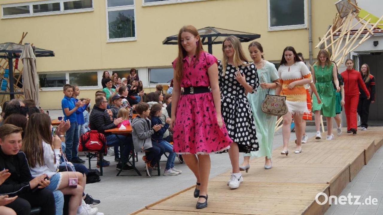 Große Schulfamilie feiert in Neunburg v.W. Jubiläum