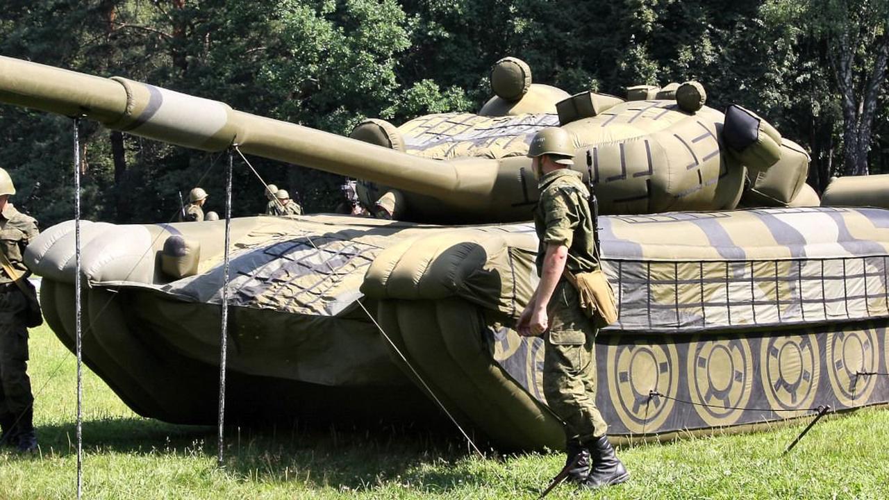 Pour leurrer l'Ukraine, la Russie utilise des chars gonflables qui se sont dégonflés
