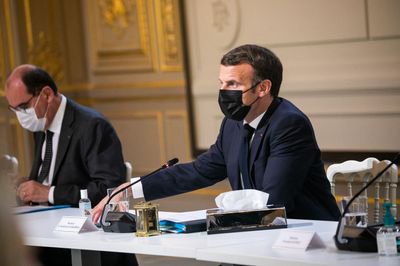 Reouverture Des Terrasses Emmanuel Macron Et Jean Castex S Affichent Ensemble Dans Un Cafe Parisien Video Opera News