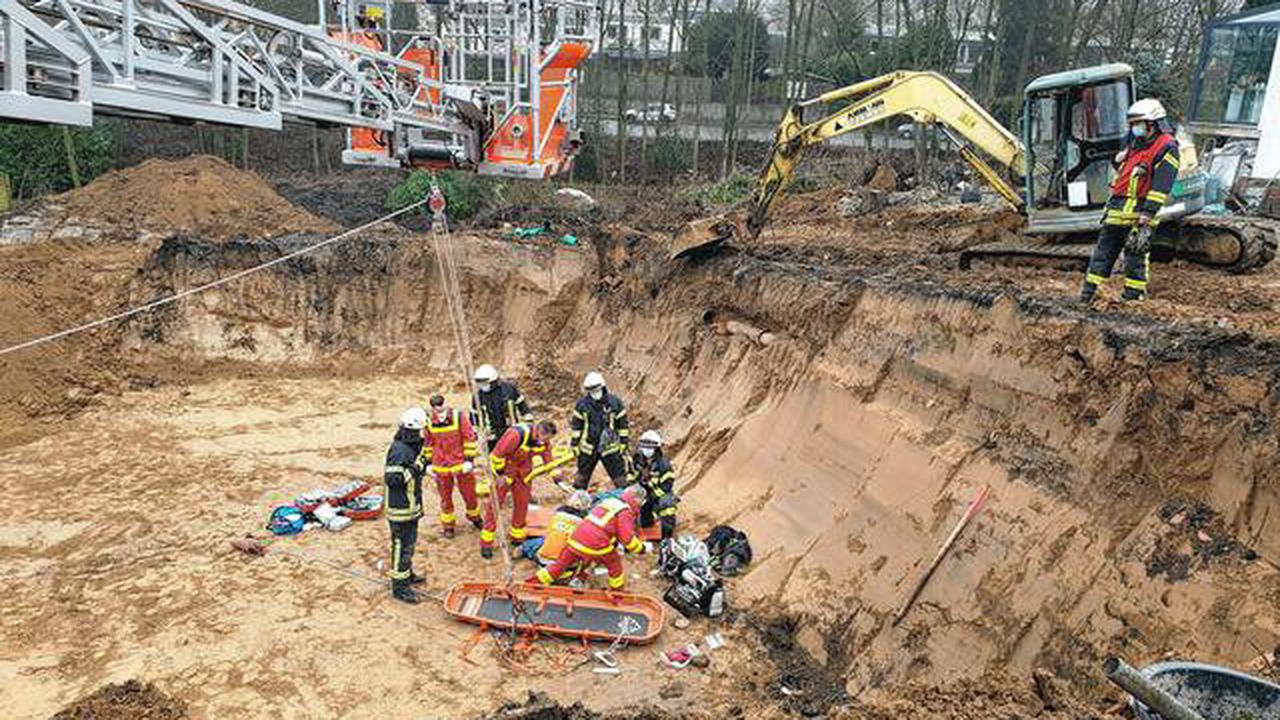 Mülheimer Feuerwehr rettet Schwerverletzten: Mann stürzt in Baugrube