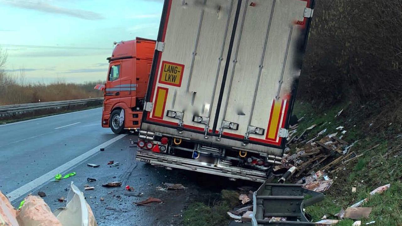 Pizza-Unfall auf Autobahn: LKW prallt gegen Leitplanke und Schallschutzwand