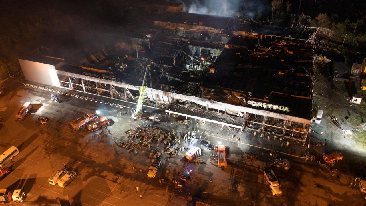 Brand zerstört Einkaufszentrum nach Raketeneinschlag