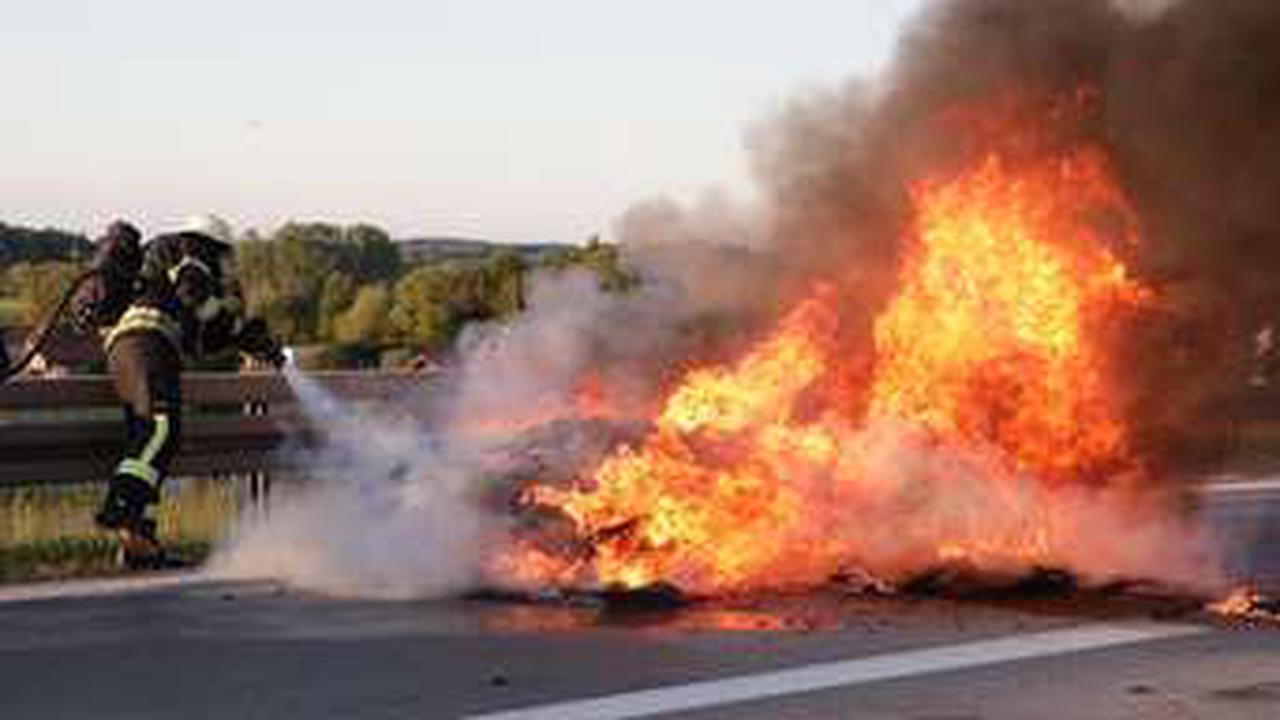 Brennendes Fahrzeug auf der A94 - Richtungsfahrbahn München gesperrt