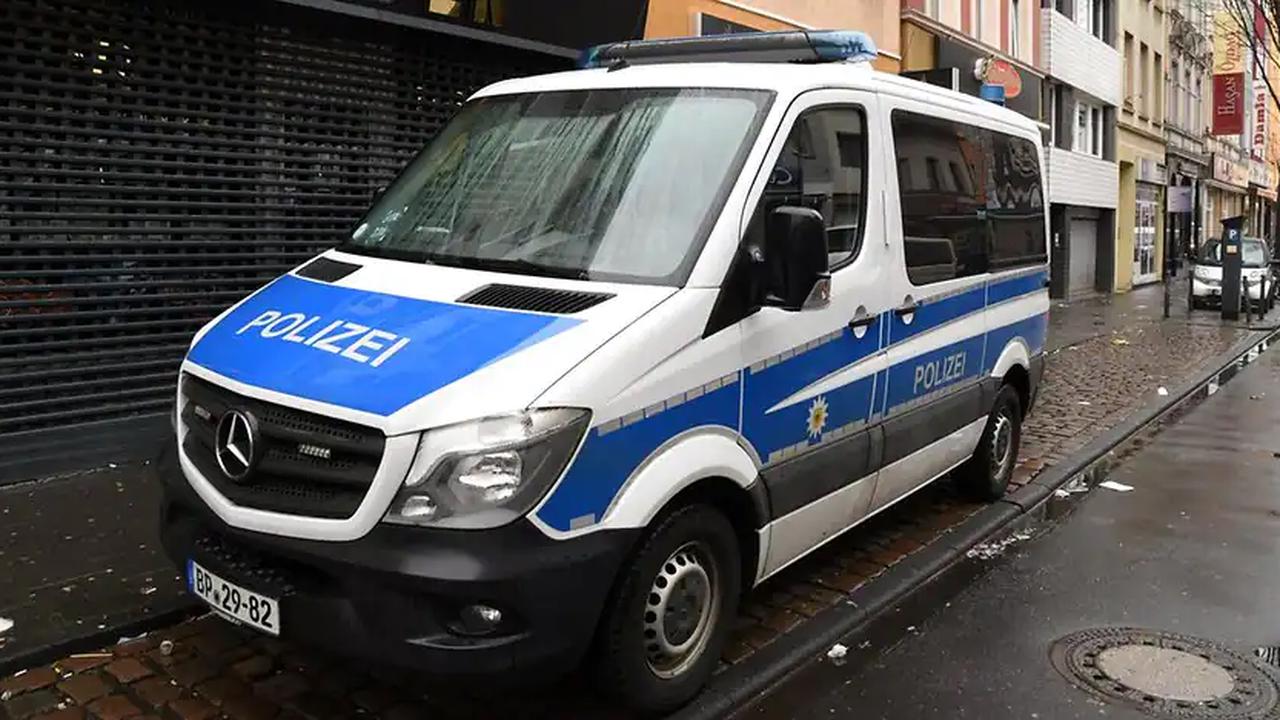 Skurriles Tauschangebot: Kölner Polizei findet Schusswaffe bei Wohnungsdurchsuchung