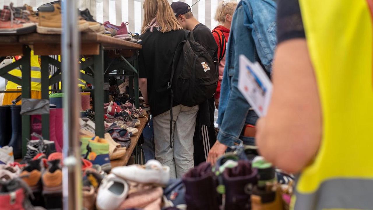 Nothilfe-Zelt im Zürcher Trendquartier – 30’000 Kleider an Ukraine-Flüchtlinge verteilt