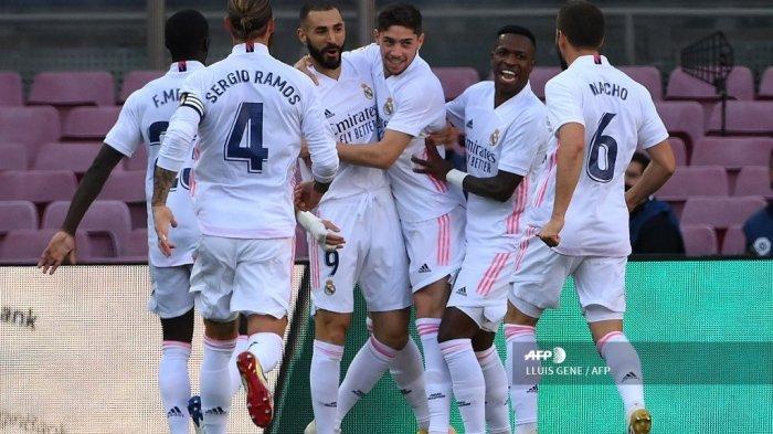 Para pemain Real Madrid merayakan setelah mencetak gol dalam pertandingan sepak bola Liga Spanyol antara Barcelona dan Real Madrid di stadion Camp Nou di Barcelona pada 24 Oktober 2020.
LLUIS GENE / AFP