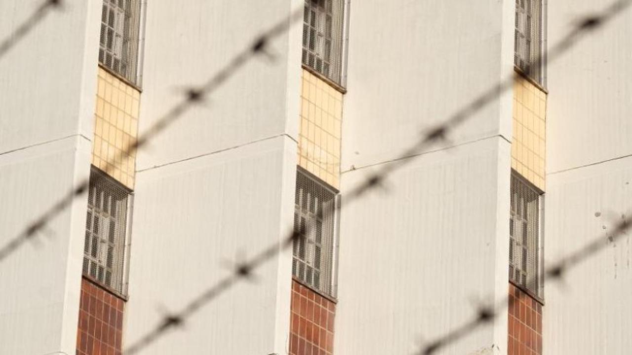 Haftstrafe: Zeugen von Sachbeschädigung attackiert