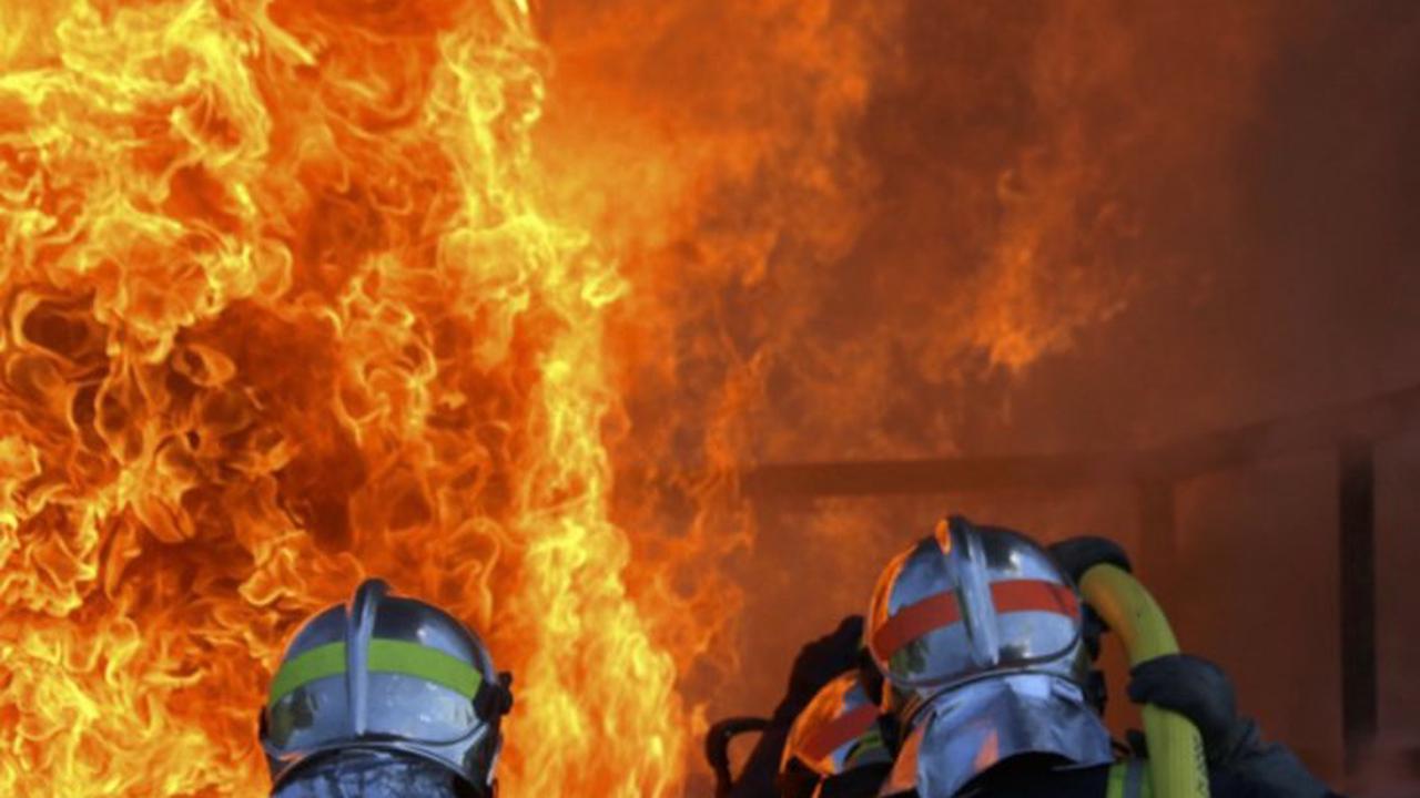Près d’Évreux, un violent incendie ravage un entrepôt de 800m2 : une femme grièvement blessée