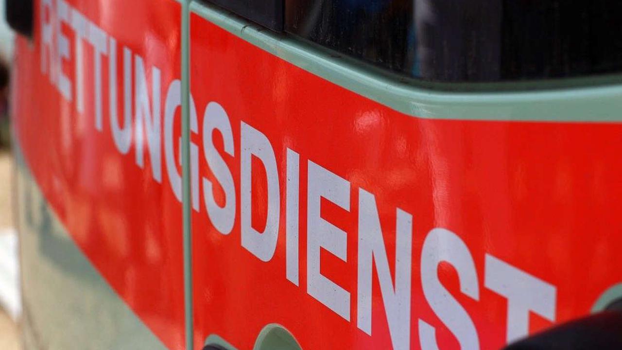 Maktredwitz: 16-Jähriger fällt in Oberfranken in Ohnmacht: Als er wieder erwacht, tritt er Rettungssanitäter zwischen die Beine