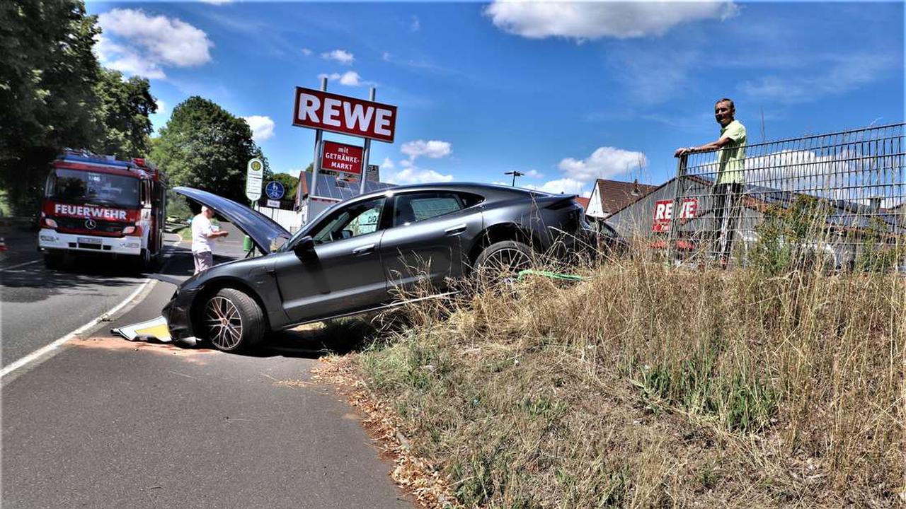 Kreis Gießen: Schwierige Bergung eines E-Autos nach Unfall