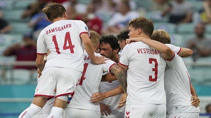 Gelandang Denmark Thomas Delaney (tengah) merayakan dengan rekan satu timnya setelah mencetak gol pertama timnya selama pertandingan sepak bola perempat final UEFA EURO 2020 antara Republik Ceko dan Denmark di Stadion Olimpiade di Baku pada 3 Juli 2021.