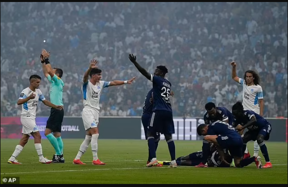 Bordeaux and Marseille players form a human shield around Samuel Kalu after the Super Eagles star collapsed on the pitch (photos)